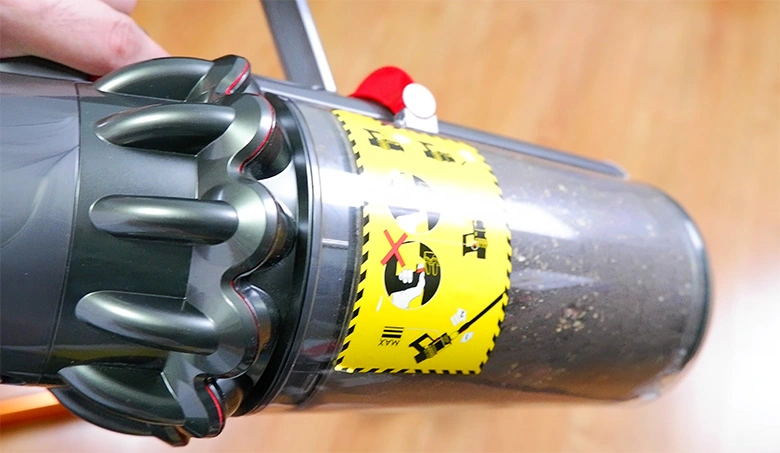 Dyson V10 dustbin full