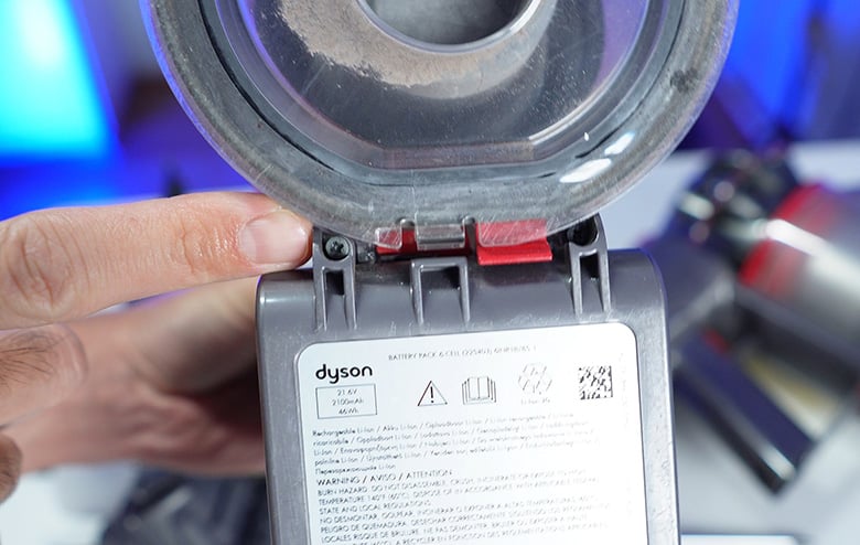 Dyson V7 bolt location under battery