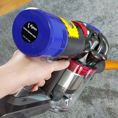 Dyson V8